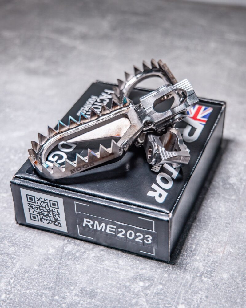 RME023-titanium-footpegs-photo-on-box-from-the-side-800×1000